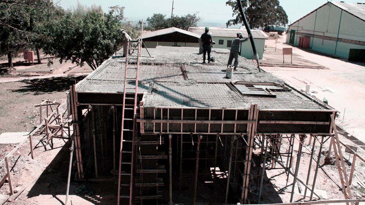 Vista da execução da estrutura de concreto armado do primeiro pavimento