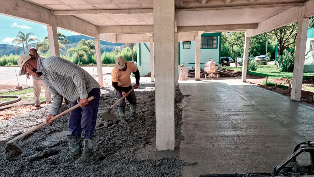 Vista da execução da estrutura de concreto armado do primeiro pavimento